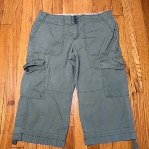 Banana Republic Vintage Green Cargo Capris Size 8 Women